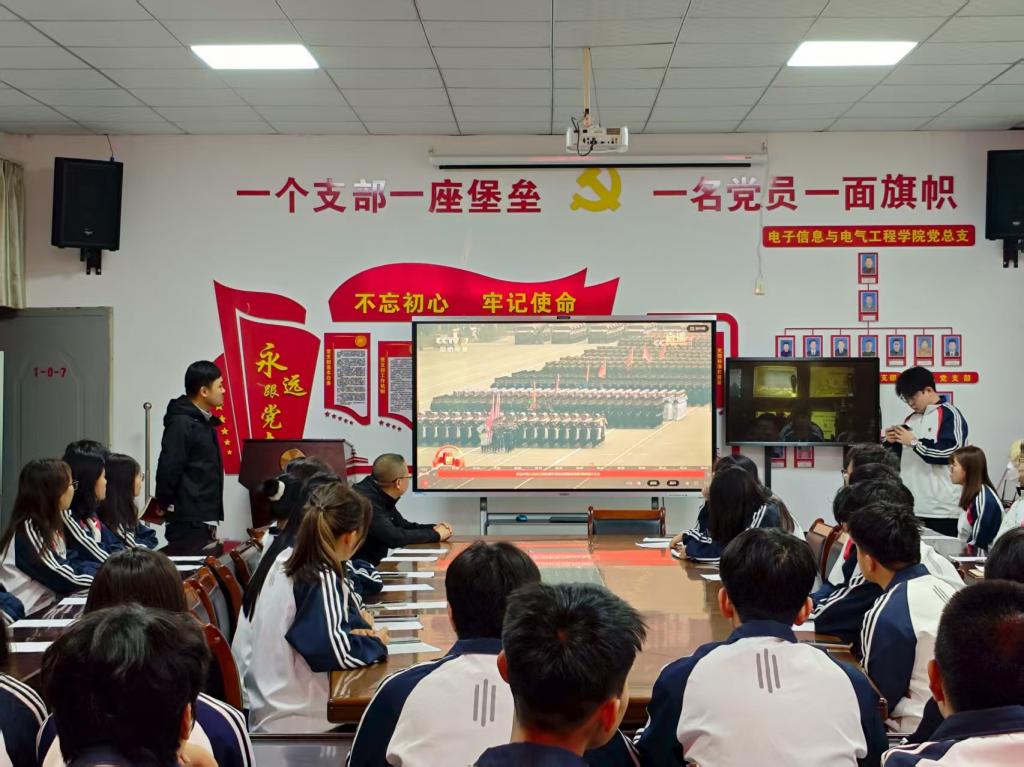 一群人在开会AI 生成的内容可能不正确。