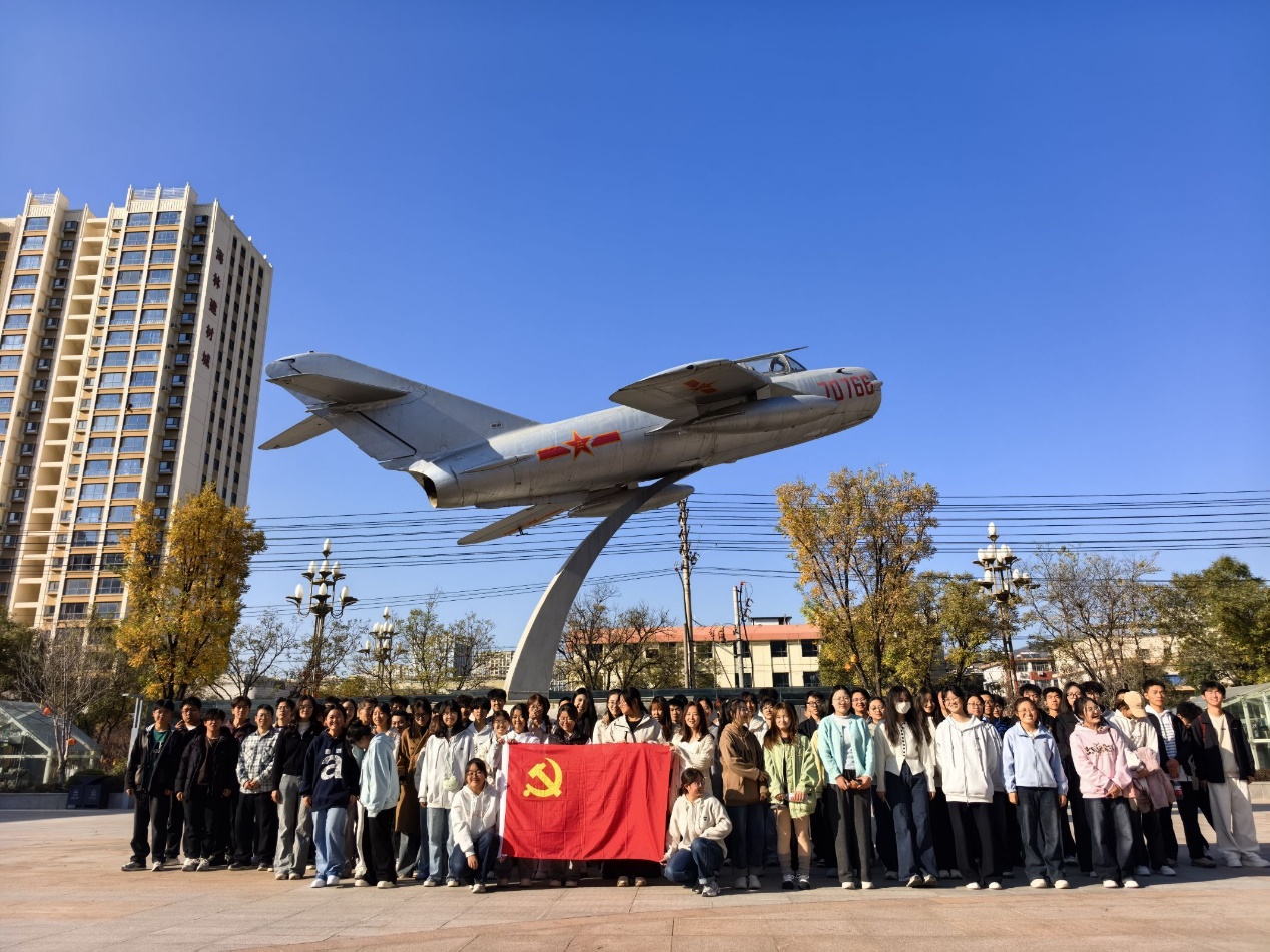 图片包含 户外, 人, 人们, 一群AI 生成的内容可能不正确。